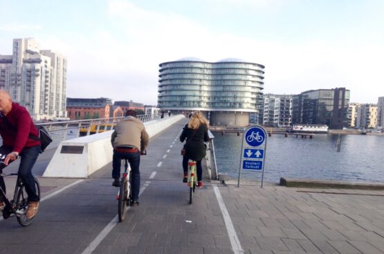 Fietsers op een fietspad langs het water in Kopenhagen, ter inspiratie bij het inrichten van een participatietraject